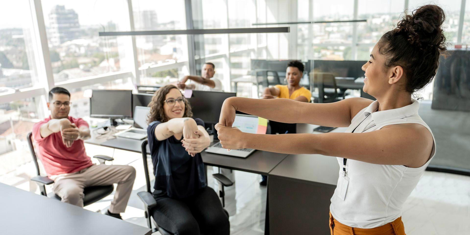 Persone al lavoro durante una pausa attiva